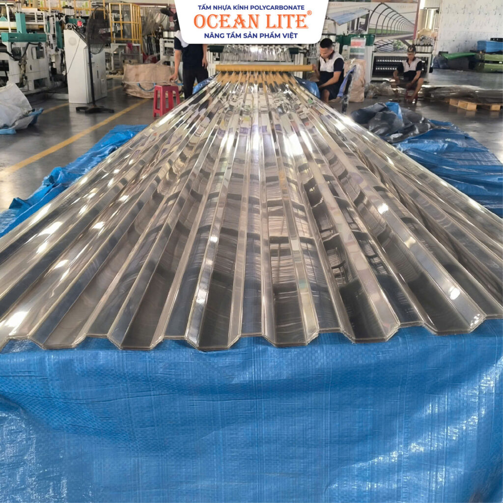TÔN NHỰA LẤY SÁNG POLYCARBONATE 11