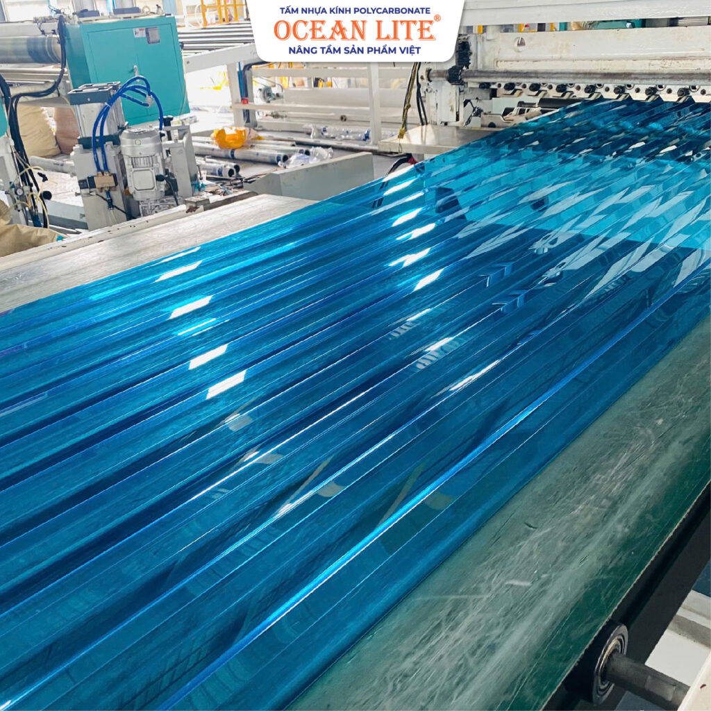 TÔN NHỰA LẤY SÁNG POLYCARBONATE 7