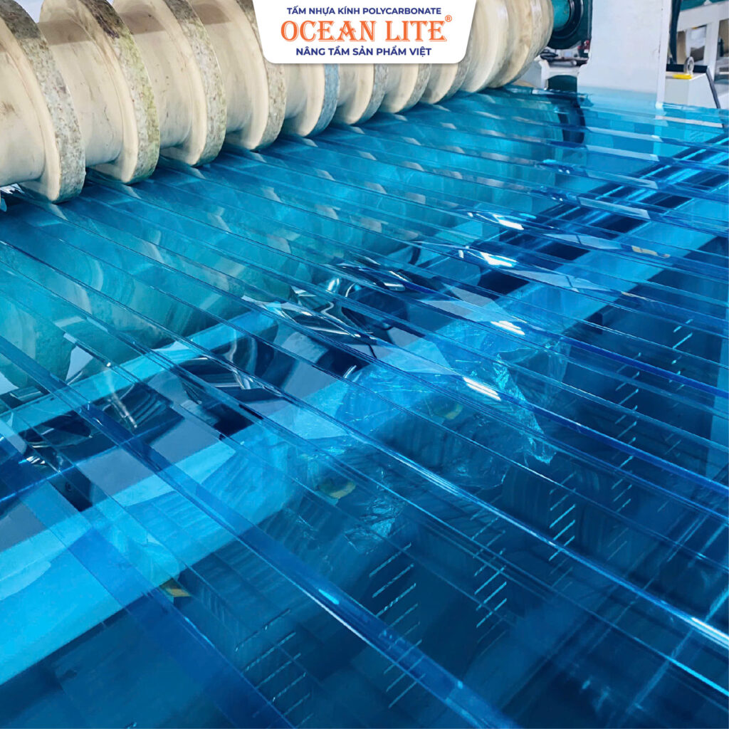 TÔN NHỰA LẤY SÁNG POLYCARBONATE 6