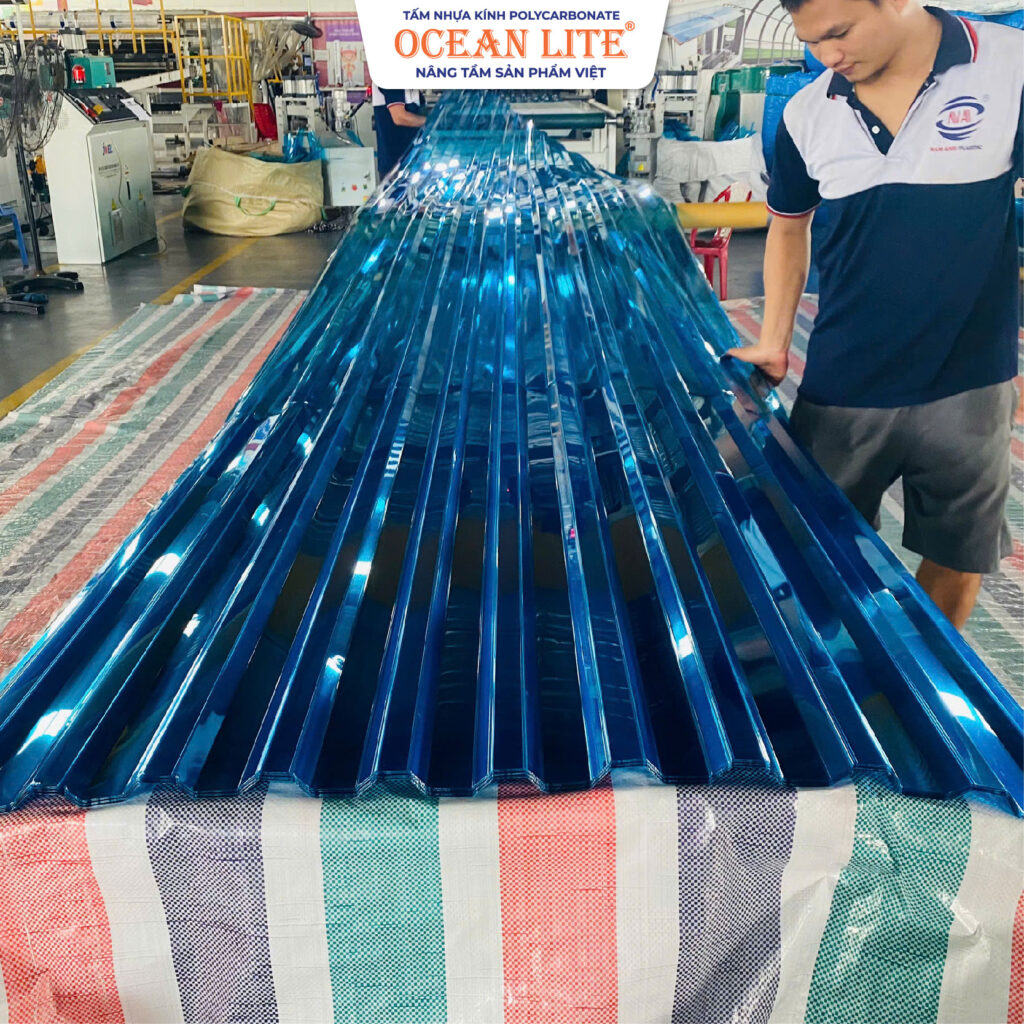 TÔN NHỰA LẤY SÁNG POLYCARBONATE 1