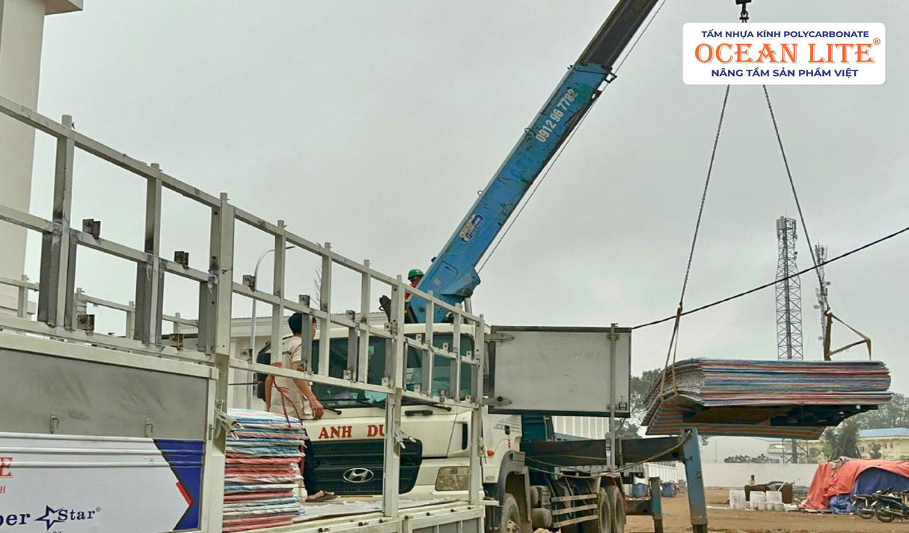 Ocean Lite hỗ trợ tư vấn, lắp đặt tấm polycarbonate đặc ruột 10mm