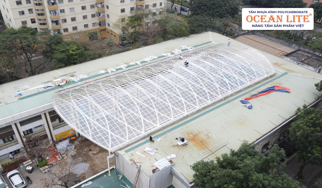 tấm polycarbonate đặc ruột 10mm ứng dụng làm mái che trường ĐH Hòa Bình
