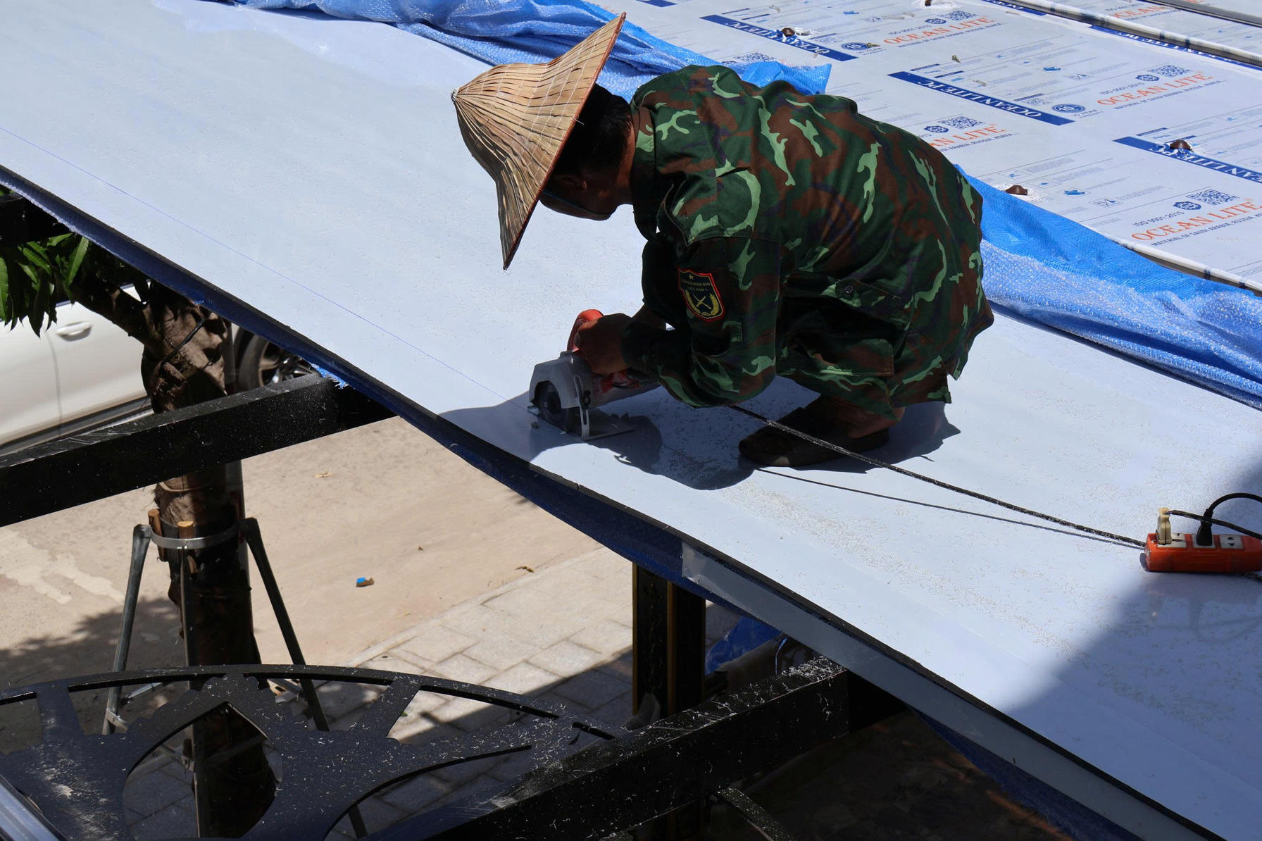 Thi công tấm polycarbonate rỗng ruột