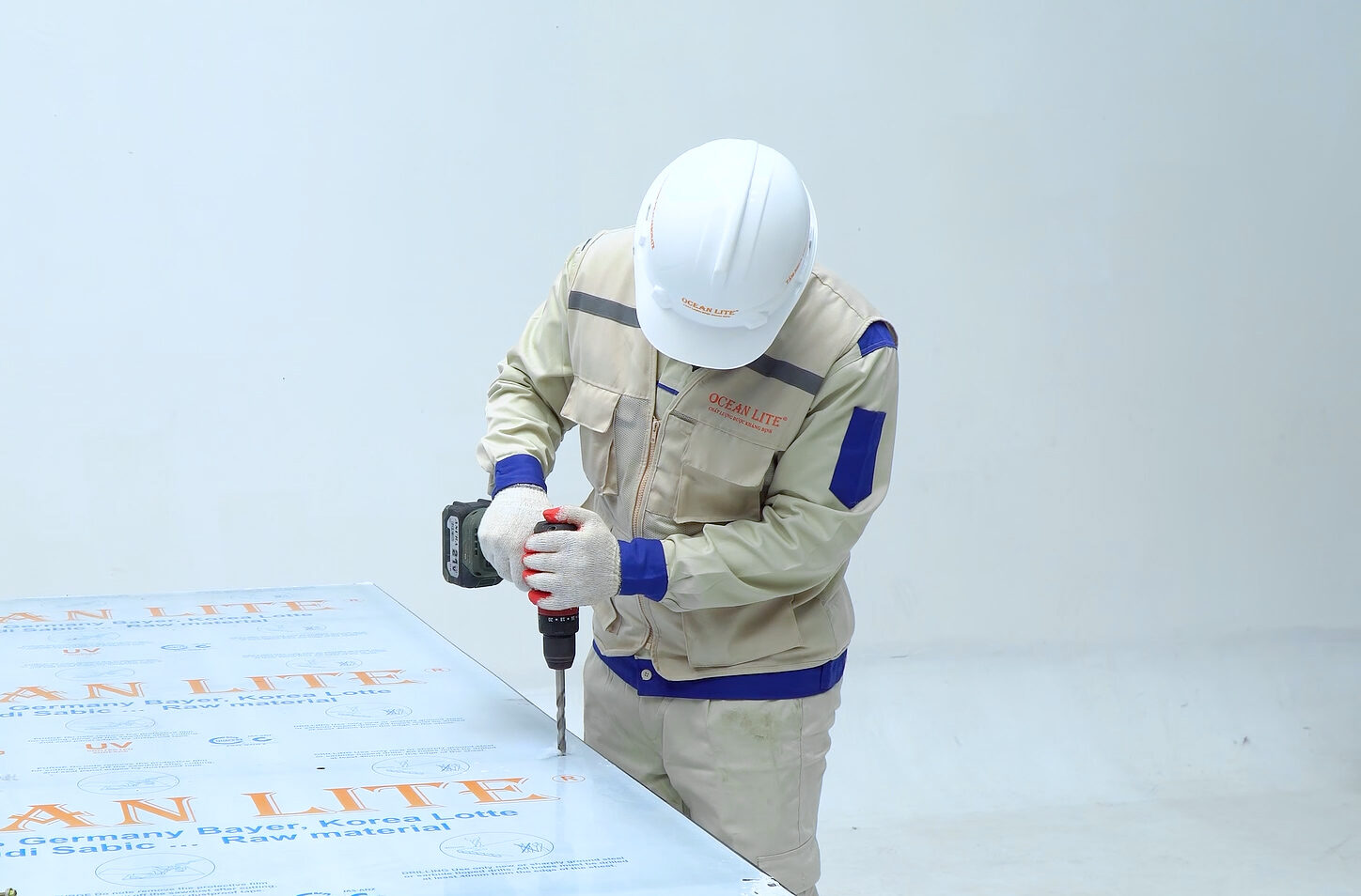 Thi công tấm poly rỗng 5mm